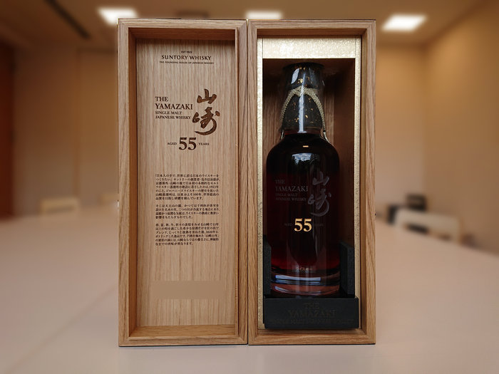 三yamazaki-aged-55-years-box-bottole.jpg