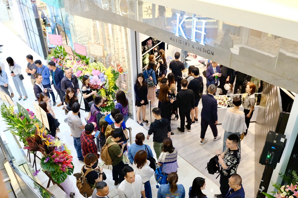 KH Artistry & Design 專門店開幕預備前，已吸引大批顧客及嘉賓朋友到場。.jpg